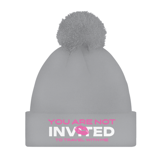 Damen Bommelmütze mit Print YOU ARE NOT INVITED TO TRAVEL WITH ME in grau. Fernweh zum Anziehen von travelPrint4U.de