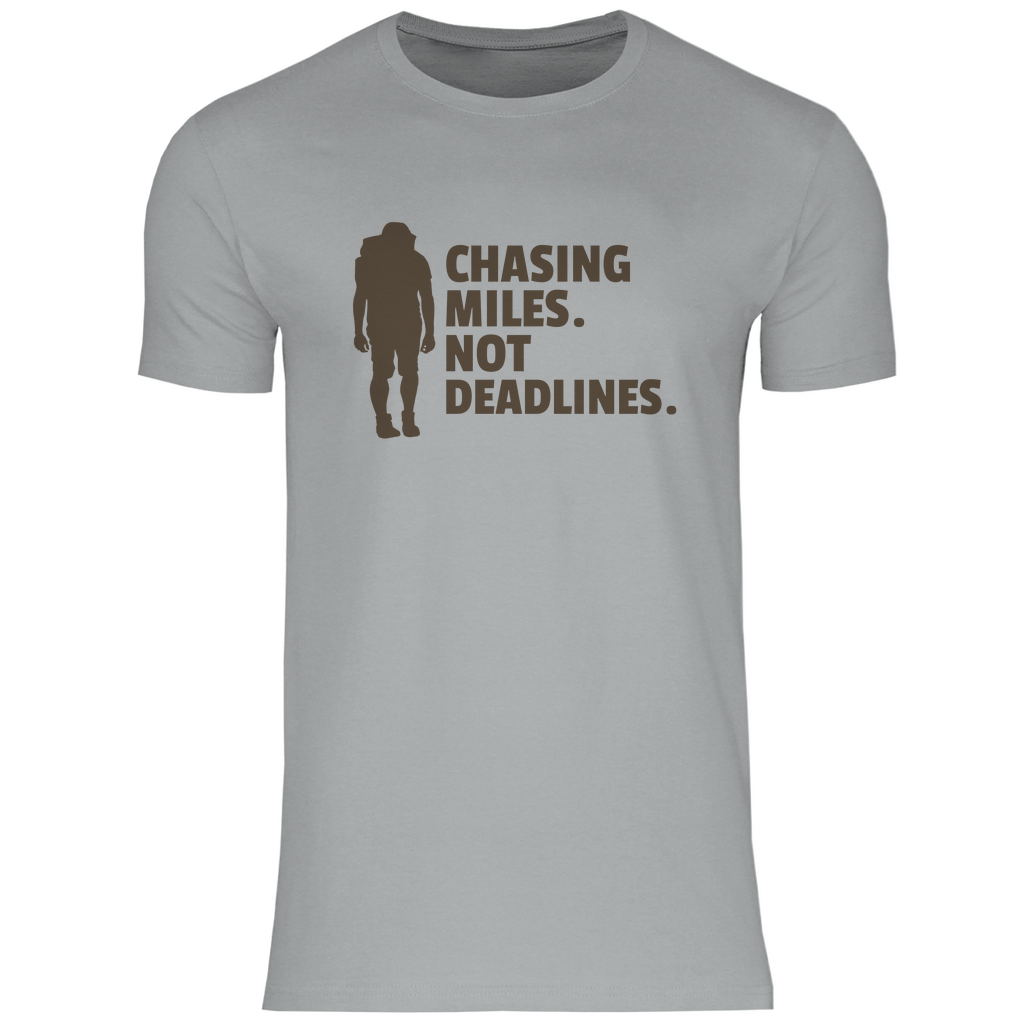 Herren T-Shirt in Pacific Grey mit CHASING MILES NOT DEADLINES Print. Fernweh zum Anziehen mit travelPrint4U.de