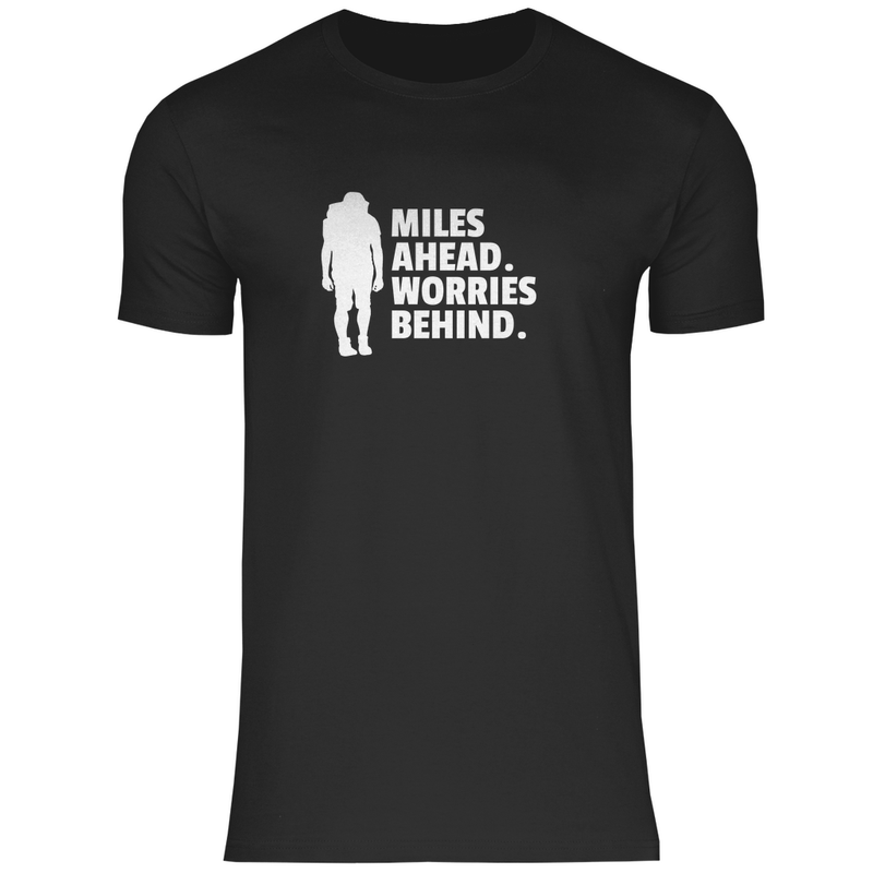 T-Shirt für Herren in Black mit MILES AHEAD WORRIES BEHIND Print. Fernweh zum Anziehen mit travelPrint4U.de