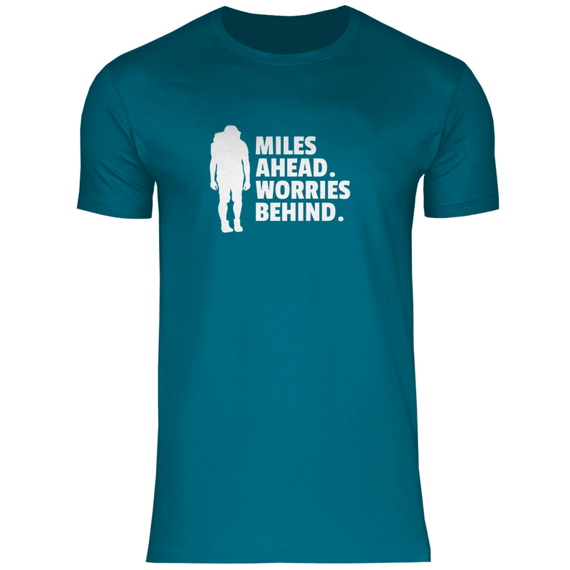 T-Shirt für Herren in Diva Blue mit MILES AHEAD WORRIES BEHIND Print. Fernweh zum Anziehen mit travelPrint4U.de