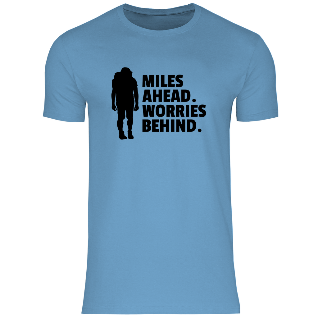 T-Shirt für Herren in Sky Blue mit MILES AHEAD WORRIES BEHIND Print. Fernweh zum Anziehen mit travelPrint4U.de