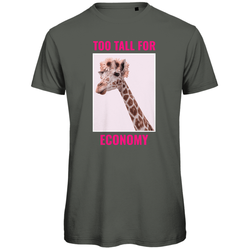 Funshirt für Herren mit Giraffe in Millennial Khaki. TOO TALL FOR ECONOMY Print. Fernweh zum Anziehen mit travelPrint4U.de