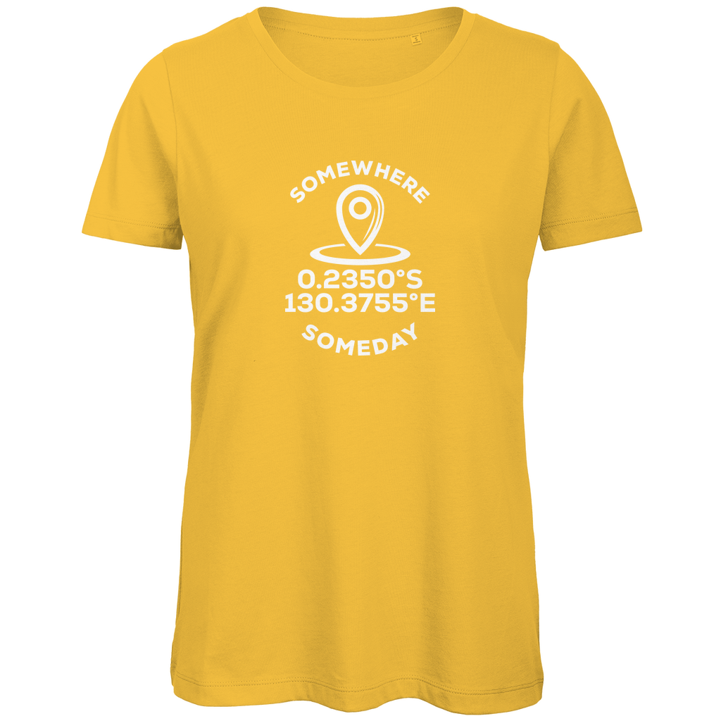 T Shirt für Damen mit KOORDINATEN + SOMEDAY SOMEWHERE Text (White). Stoff-Farbe: Gold. Fernweh zum Anziehen? travelPrint4U