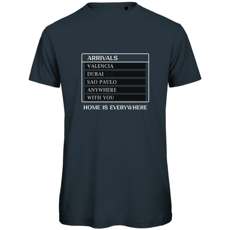 T Shirt für Herren mit ARRIVALS Leiste HOME IS EVERYWHERE. Stoff-Farbe: Dark Grey Solid. Fernweh zum Anziehen? travelPrint4U
