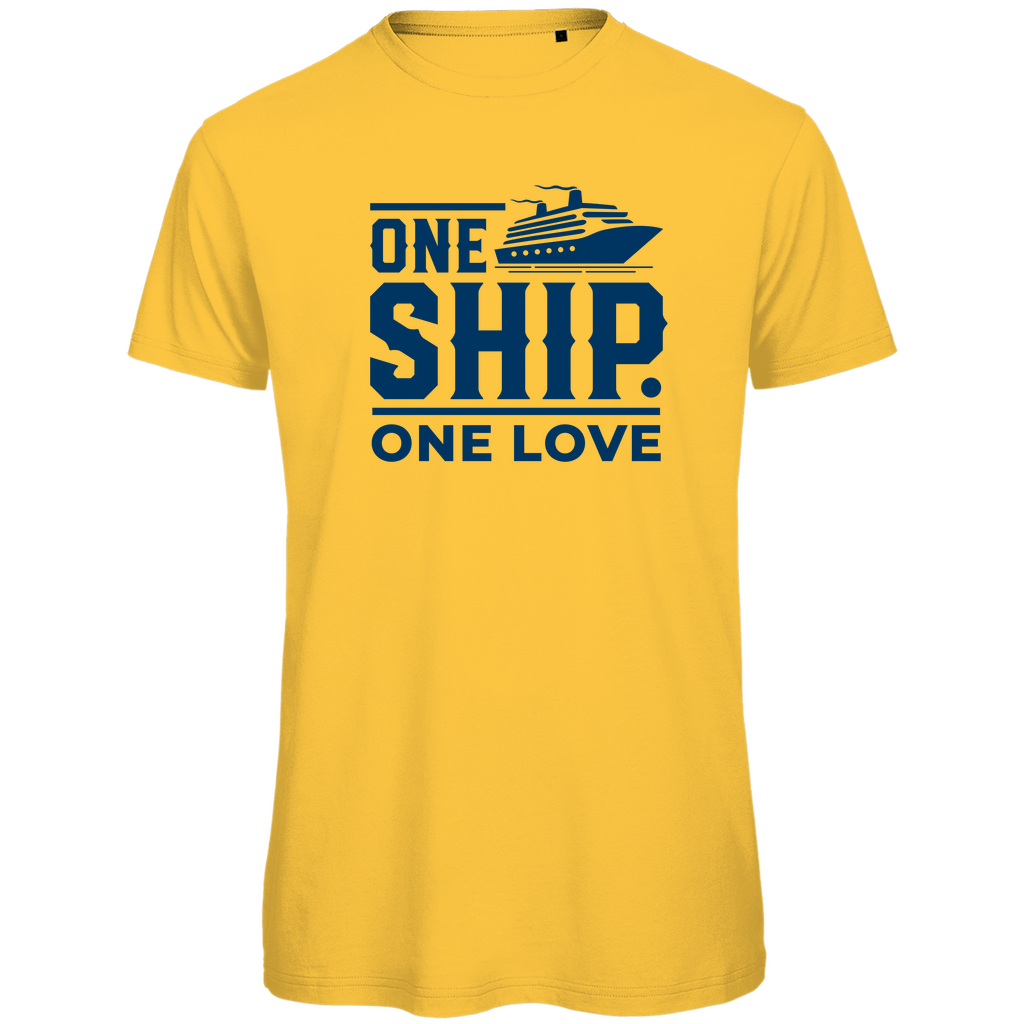 T Shirt für Herren mit großem ONE SHIP ONE LOVE Print. Stoff-Farbe: Gold Gelb. Fernweh zum Anziehen? travelPrint4U.de