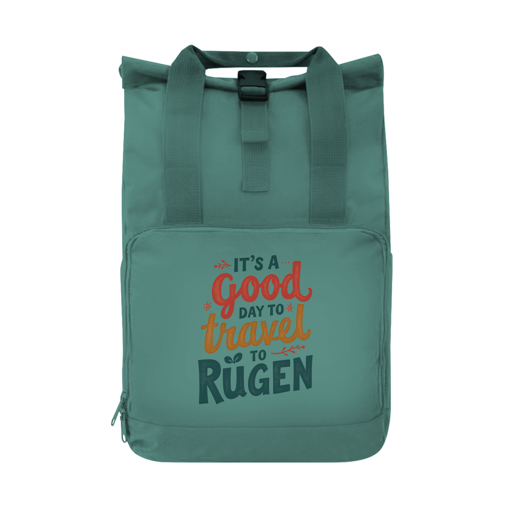 Tagesrucksack mit A GOOD DAY TO TRAVEL TO RÜGEN Aufdruck. Grundfarbe: Sage Green. Fernweh zum Anfassen? travelPrint4U.de