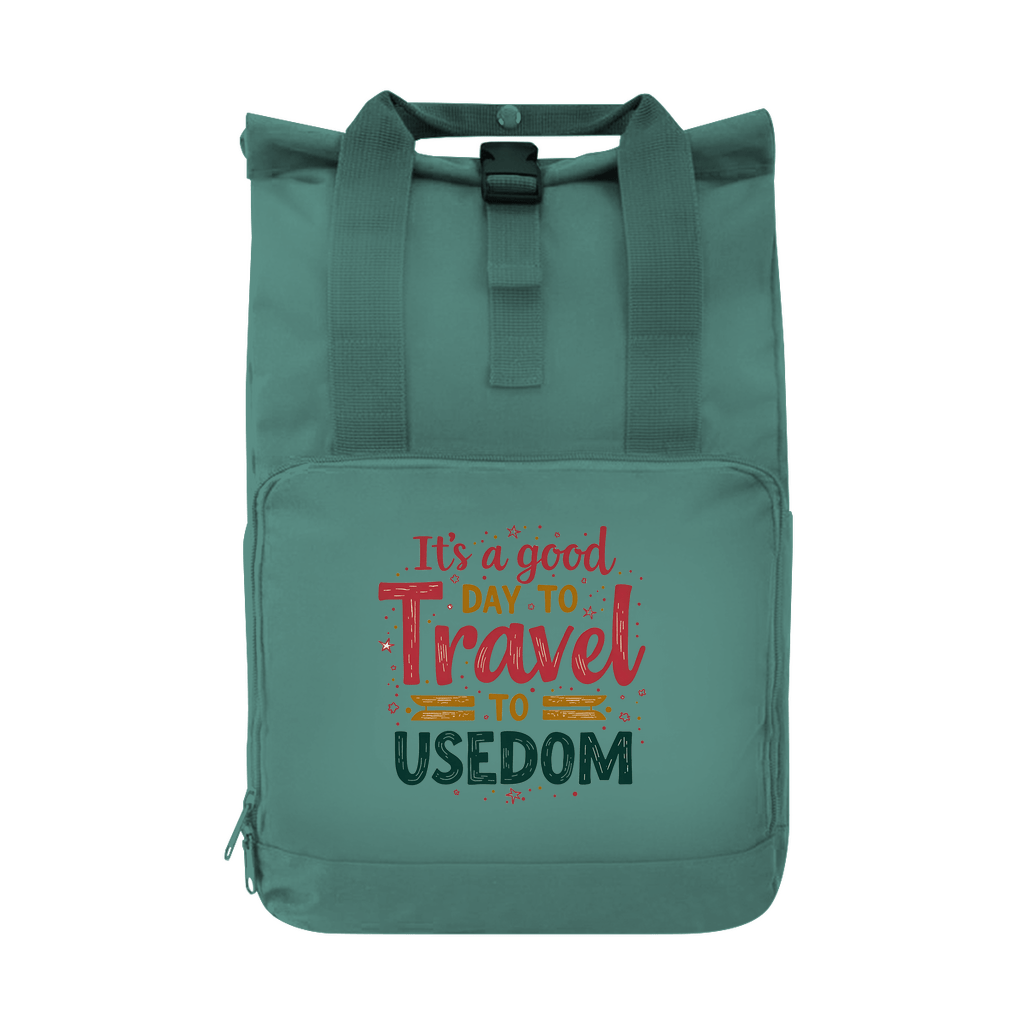 Tagesrucksack mit A GOOD DAY TO TRAVEL TO USEDOM Aufdruck. Grundfarbe: Sage Green. Fernweh zum Anfassen? travelPrint4U.de