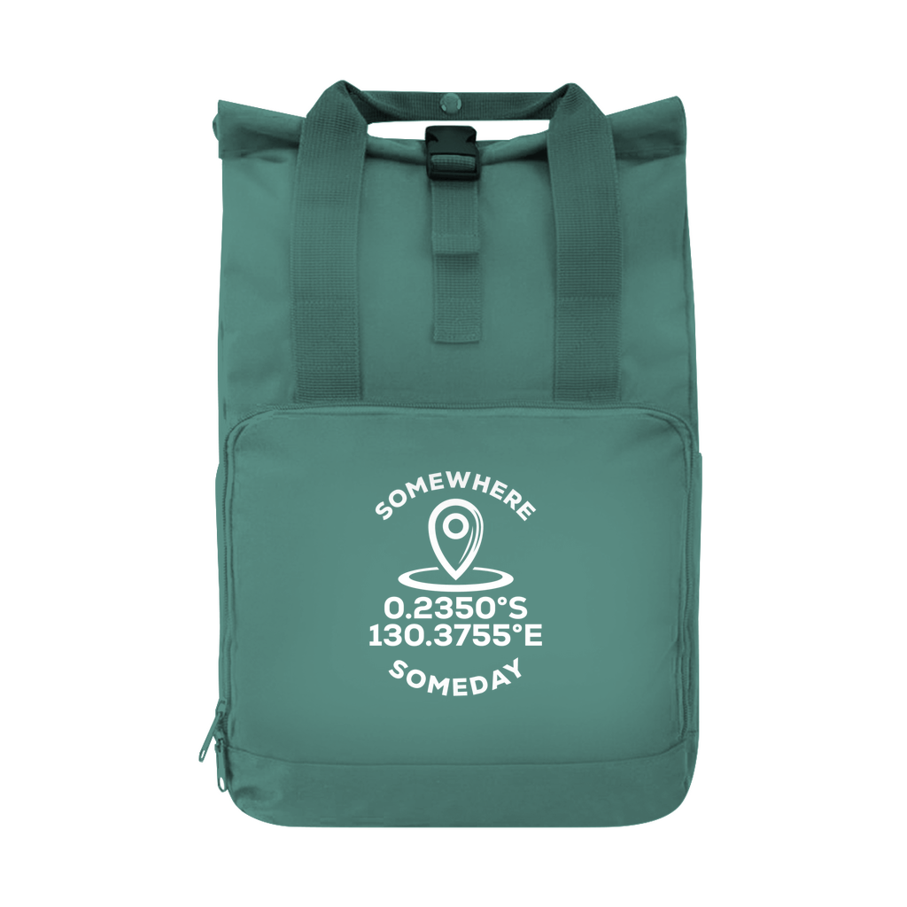 Tagesrucksack mit KOORDINATEN + SOMEDAY SOMEWHERE Text (White). Grundfarbe: Sage. Fernweh zum Anfassen? travelPrint4U.de