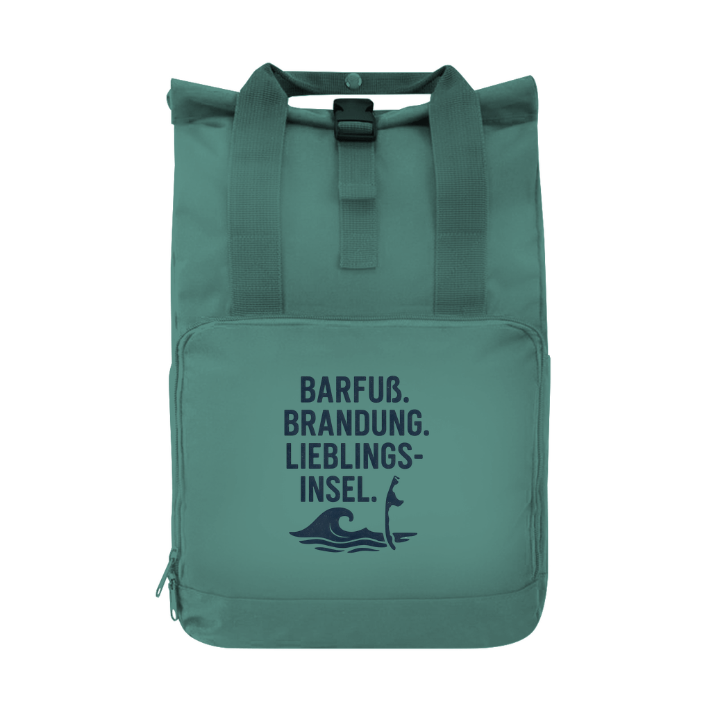 Tagesrucksack mit LIEBLINGSINSEL SYLT Aufdruck in blau. Grundfarbe: Sage Green. Fernweh zum Anfassen? travelPrint4U.de