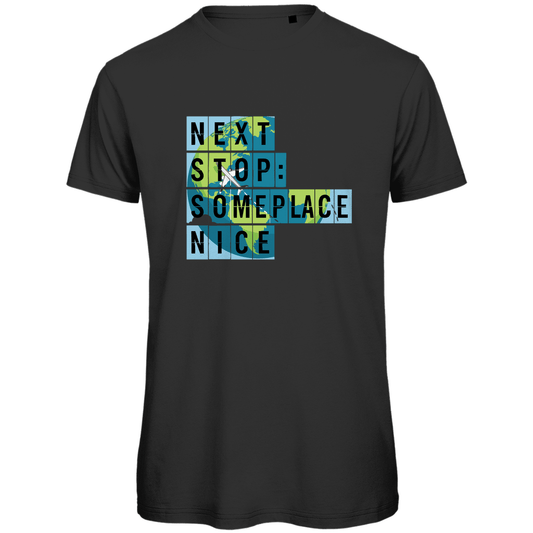 TShirt für Herren mit NEXT STOP SOMEPLACE NICE Print. Stoff-Farbe: Black. Fernweh zum Anziehen? travelPrint4U.de