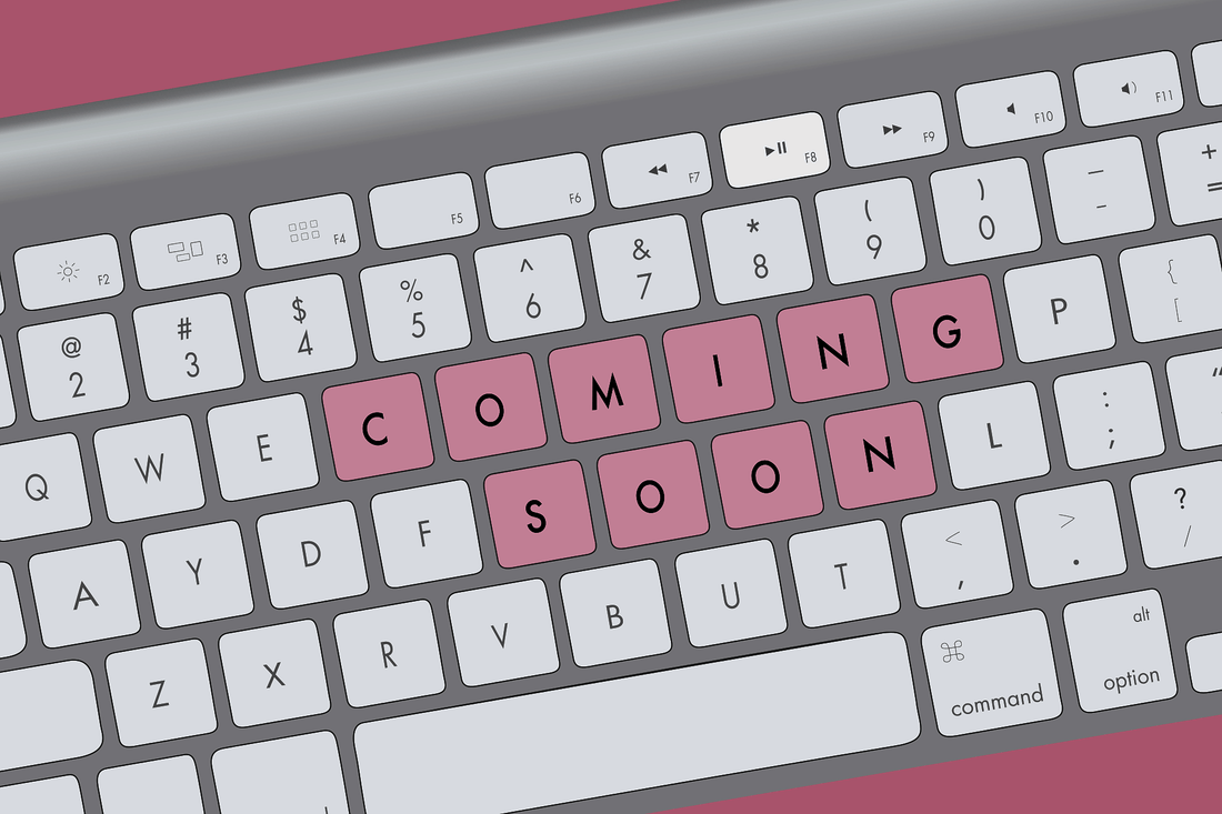 Computer-Tastatur als Grafik in dunkelrosa, rosa und weiß. Auf der Tastatur ist COMING SOON zu sehen.