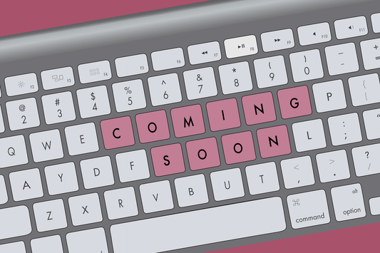 Computer-Tastatur als Grafik in dunkelrosa, rosa und weiß. Auf der Tastatur ist COMING SOON zu sehen.