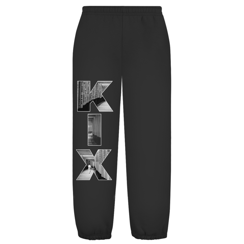 Weißer Hintergrund mit Baggy Jogginghose und Airport-Code auf dem rechten Hosenbein. Fernweh? travelPrint4U.de