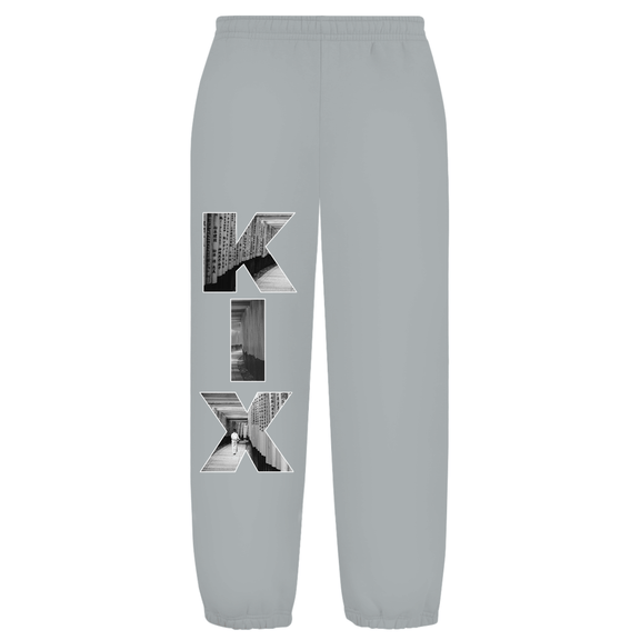 Weißer Hintergrund mit Baggy Jogginghose und Airport-Code auf dem rechten Hosenbein. Fernweh? travelPrint4U.de