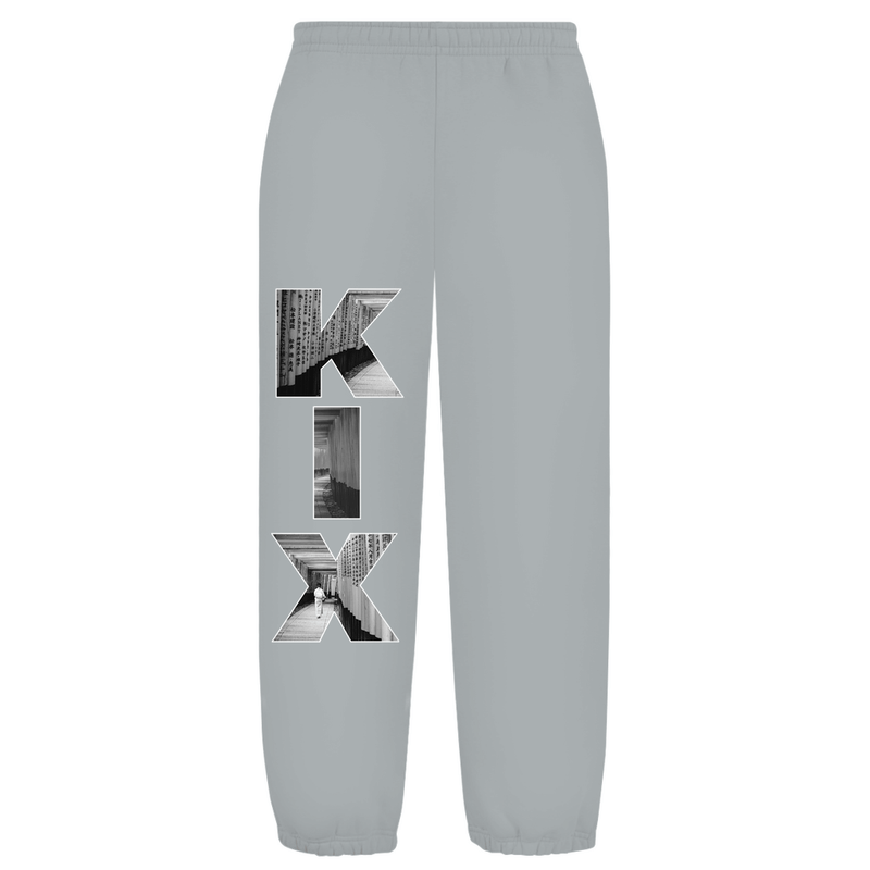 Weißer Hintergrund mit Baggy Jogginghose und Airport-Code auf dem rechten Hosenbein. Fernweh? travelPrint4U.de