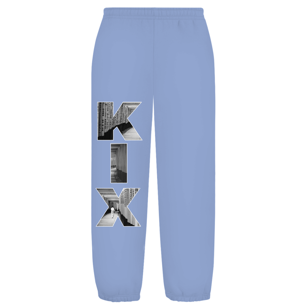 Weißer Hintergrund mit Baggy Jogginghose und Airport-Code auf dem rechten Hosenbein. Fernweh? travelPrint4U.de