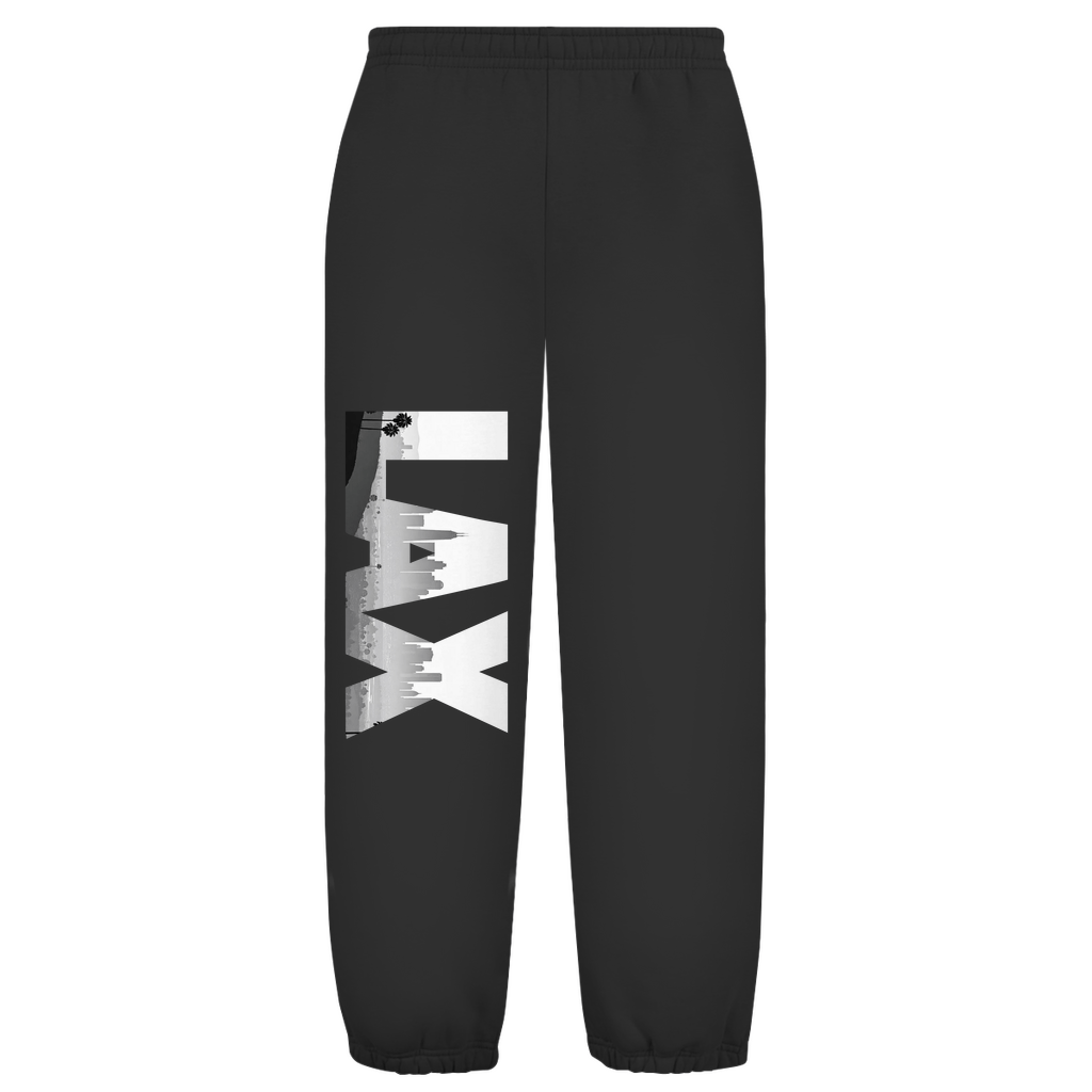 Weißer Hintergrund mit Baggy Jogginghose und Airport-Code auf dem rechten Hosenbein. Fernweh? travelPrint4U.de