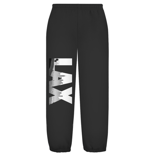 Weißer Hintergrund mit Baggy Jogginghose und Airport-Code auf dem rechten Hosenbein. Fernweh? travelPrint4U.de