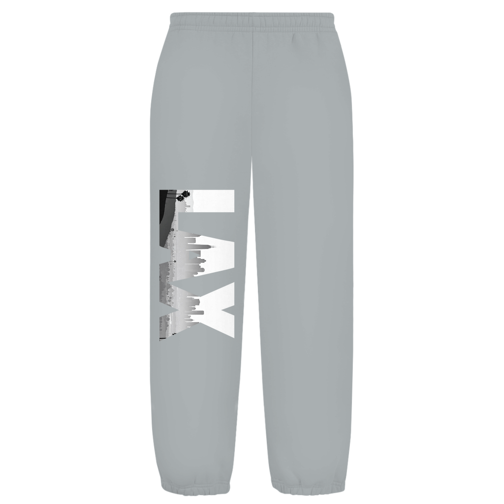 Weißer Hintergrund mit Baggy Jogginghose und Airport-Code auf dem rechten Hosenbein. Fernweh? travelPrint4U.de