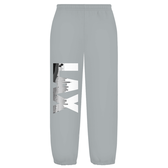 Weißer Hintergrund mit Baggy Jogginghose und Airport-Code auf dem rechten Hosenbein. Fernweh? travelPrint4U.de