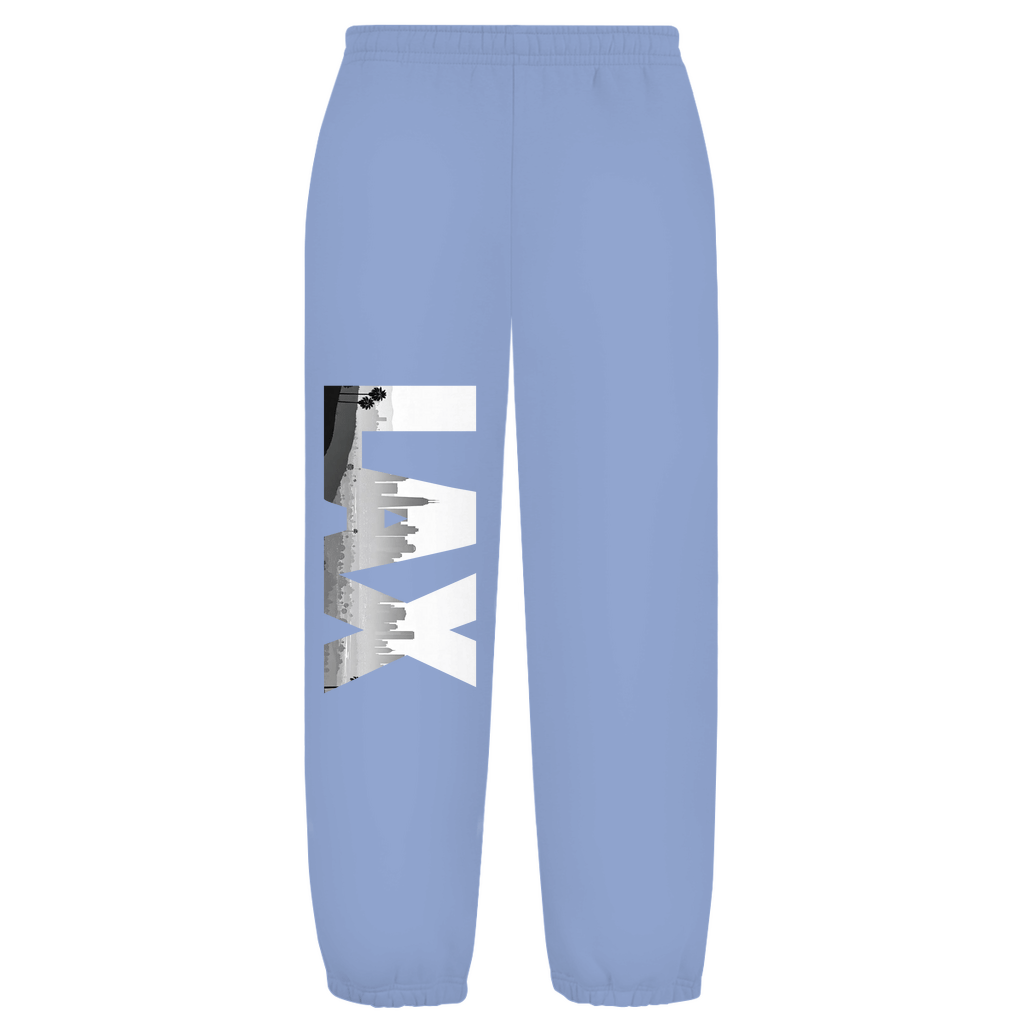 Weißer Hintergrund mit Baggy Jogginghose und Airport-Code auf dem rechten Hosenbein. Fernweh? travelPrint4U.de