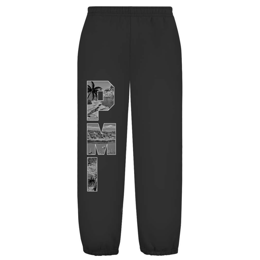 Weißer Hintergrund mit Baggy Jogginghose und Airport-Code auf dem rechten Hosenbein. Fernweh? travelPrint4U.de