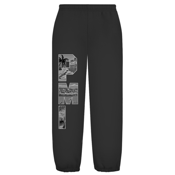 Weißer Hintergrund mit Baggy Jogginghose und Airport-Code auf dem rechten Hosenbein. Fernweh? travelPrint4U.de