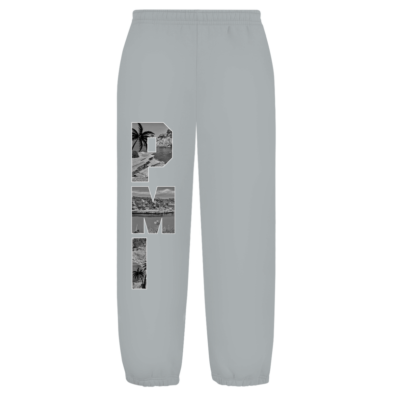 Weißer Hintergrund mit Baggy Jogginghose und Airport-Code auf dem rechten Hosenbein. Fernweh? travelPrint4U.de