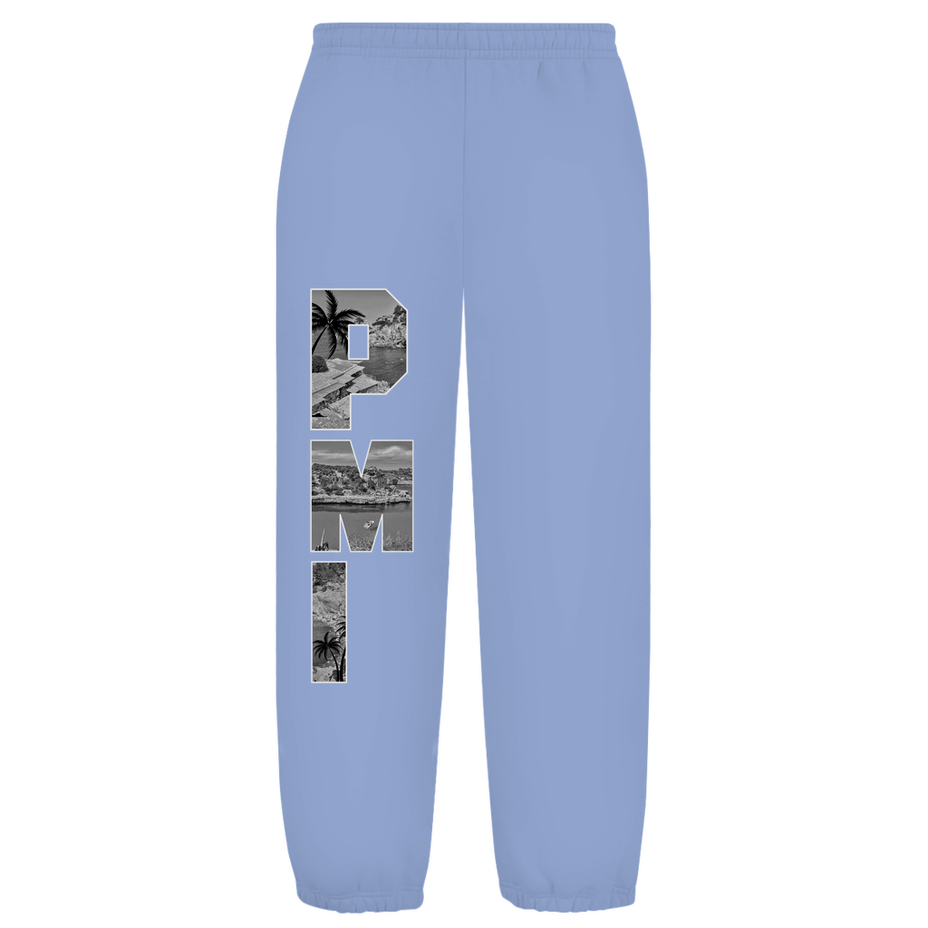 Weißer Hintergrund mit Baggy Jogginghose und Airport-Code auf dem rechten Hosenbein. Fernweh? travelPrint4U.de