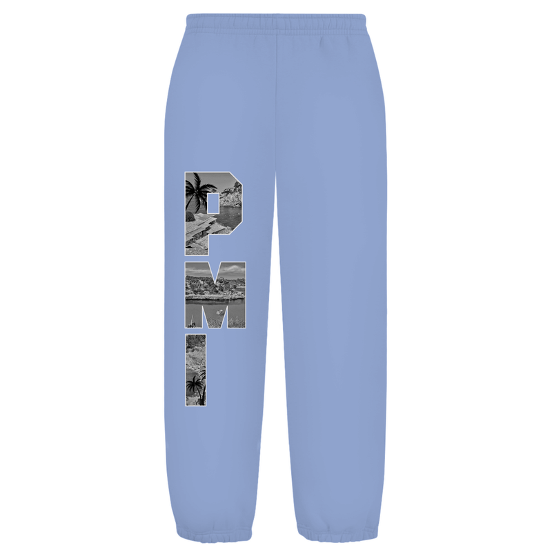 Weißer Hintergrund mit Baggy Jogginghose und Airport-Code auf dem rechten Hosenbein. Fernweh? travelPrint4U.de