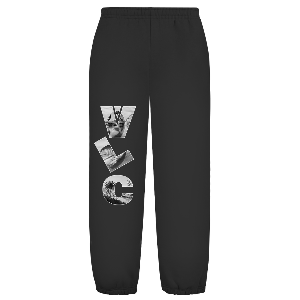 Weißer Hintergrund mit Baggy Jogginghose und Airport-Code auf dem rechten Hosenbein. Fernweh? travelPrint4U.de