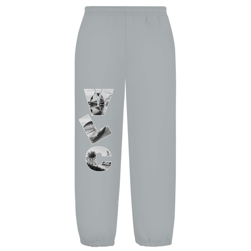 Weißer Hintergrund mit Baggy Jogginghose und Airport-Code auf dem rechten Hosenbein. Fernweh? travelPrint4U.de