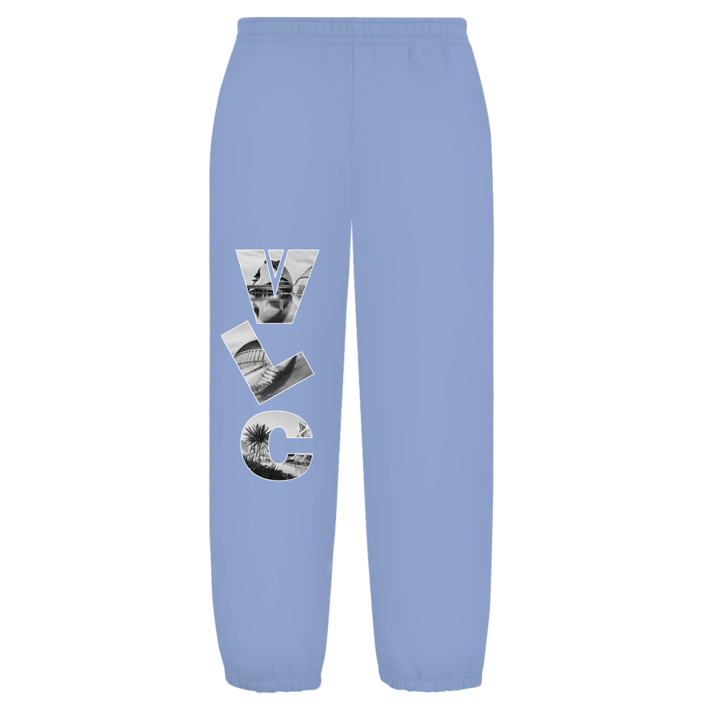 Weißer Hintergrund mit Baggy Jogginghose und Airport-Code auf dem rechten Hosenbein. Fernweh? travelPrint4U.de