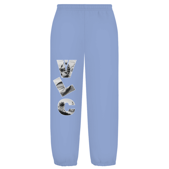 Weißer Hintergrund mit Baggy Jogginghose und Airport-Code auf dem rechten Hosenbein. Fernweh? travelPrint4U.de