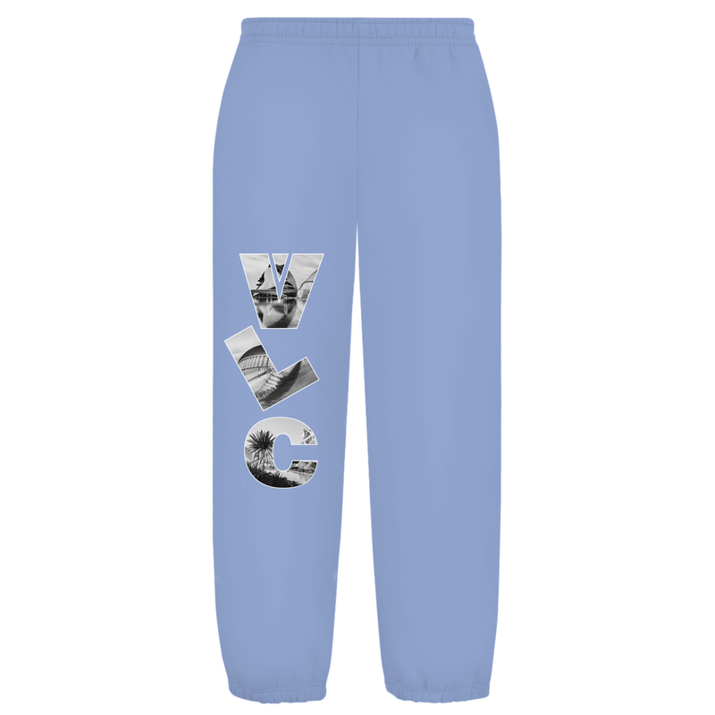 Weißer Hintergrund mit Baggy Jogginghose und Airport-Code auf dem rechten Hosenbein. Fernweh? travelPrint4U.de