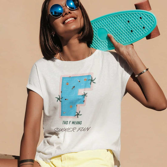 Grossbuchstabe F als Pool mit Schwimmringen und Menschen. Umrahmt von gruenenPalmensternen. This F Means Summer Fun.