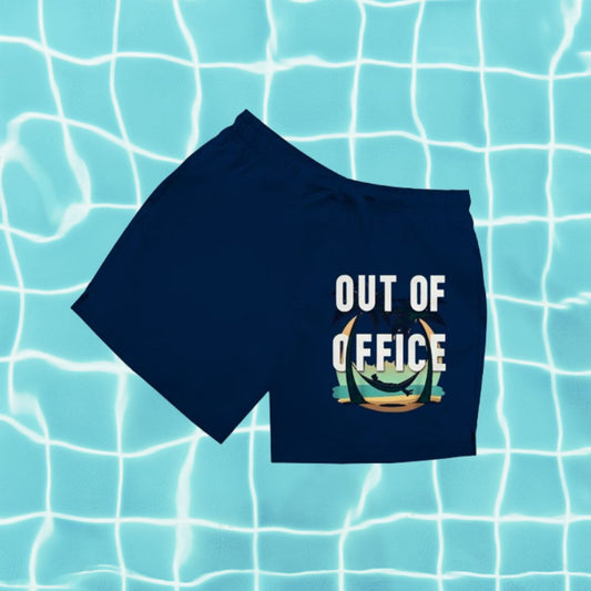 Dunkelblaue Herren Badeshorts mit Aufdruck „Out of Office“ vor Poolwasser-Hintergrund.
