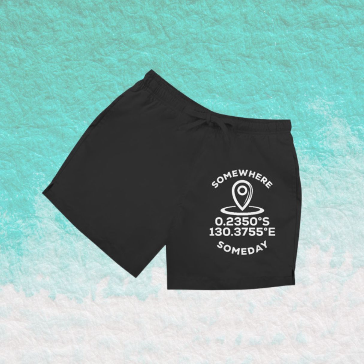 Schwarze Herren Badeshorts mit Schriftzug „Somewhere Someday“ vor türkisfarbenem Wasserhintergrund.