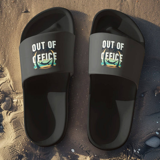 Unisex Badelatschen schwarz mit Out Of Office Design, Sommer Slipper für Strand und Urlaub.