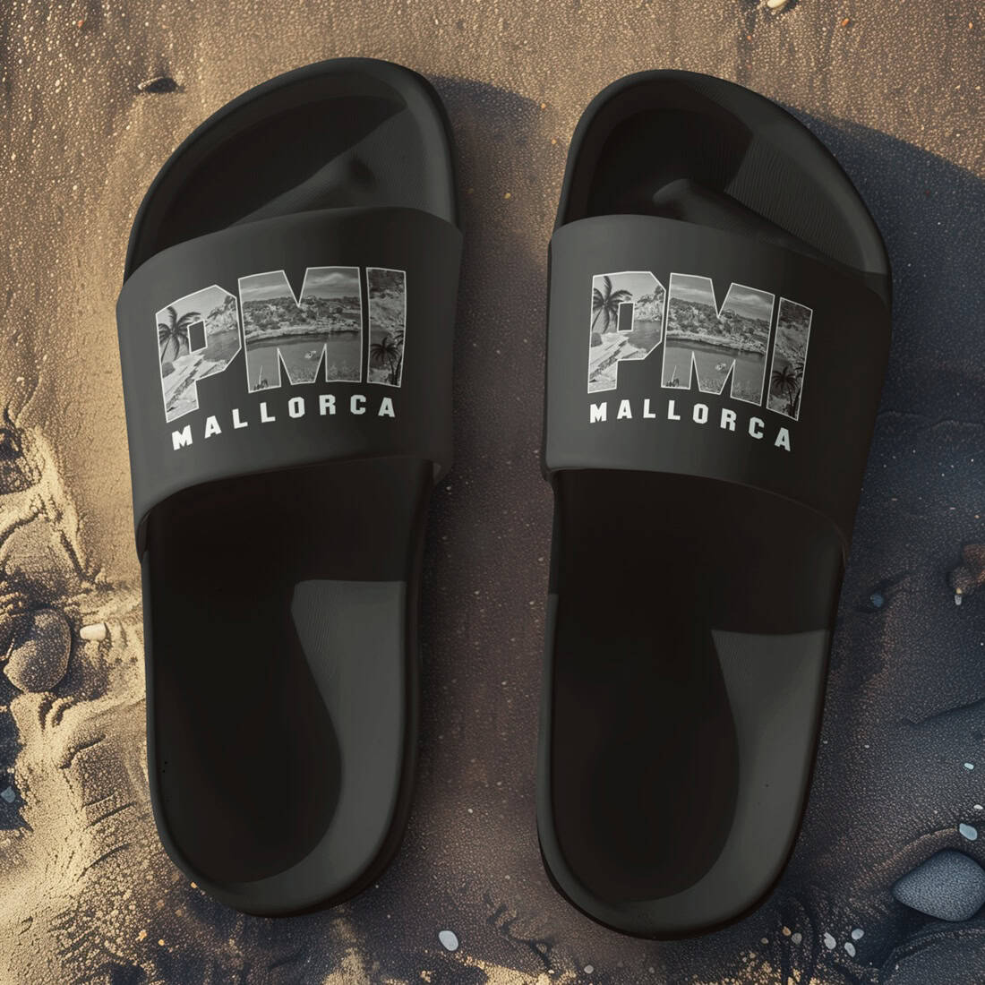 Unisex Badelatschen schwarz mit PMI Mallorca Design, Sommer Slipper für Strand und Urlaub.