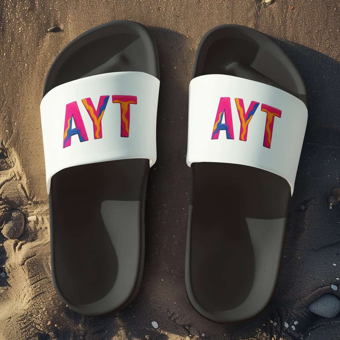 Unisex Badelatschen schwarz-weiss mit buntem AYT Airportcode Design, Sommer Slipper für Strand und Urlaub.
