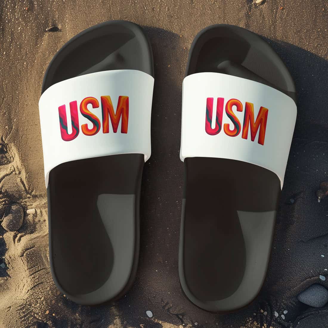 Unisex Badelatschen schwarz-weiss mit buntem USM Airportcode Design, Sommer Slipper für Strand und Urlaub.