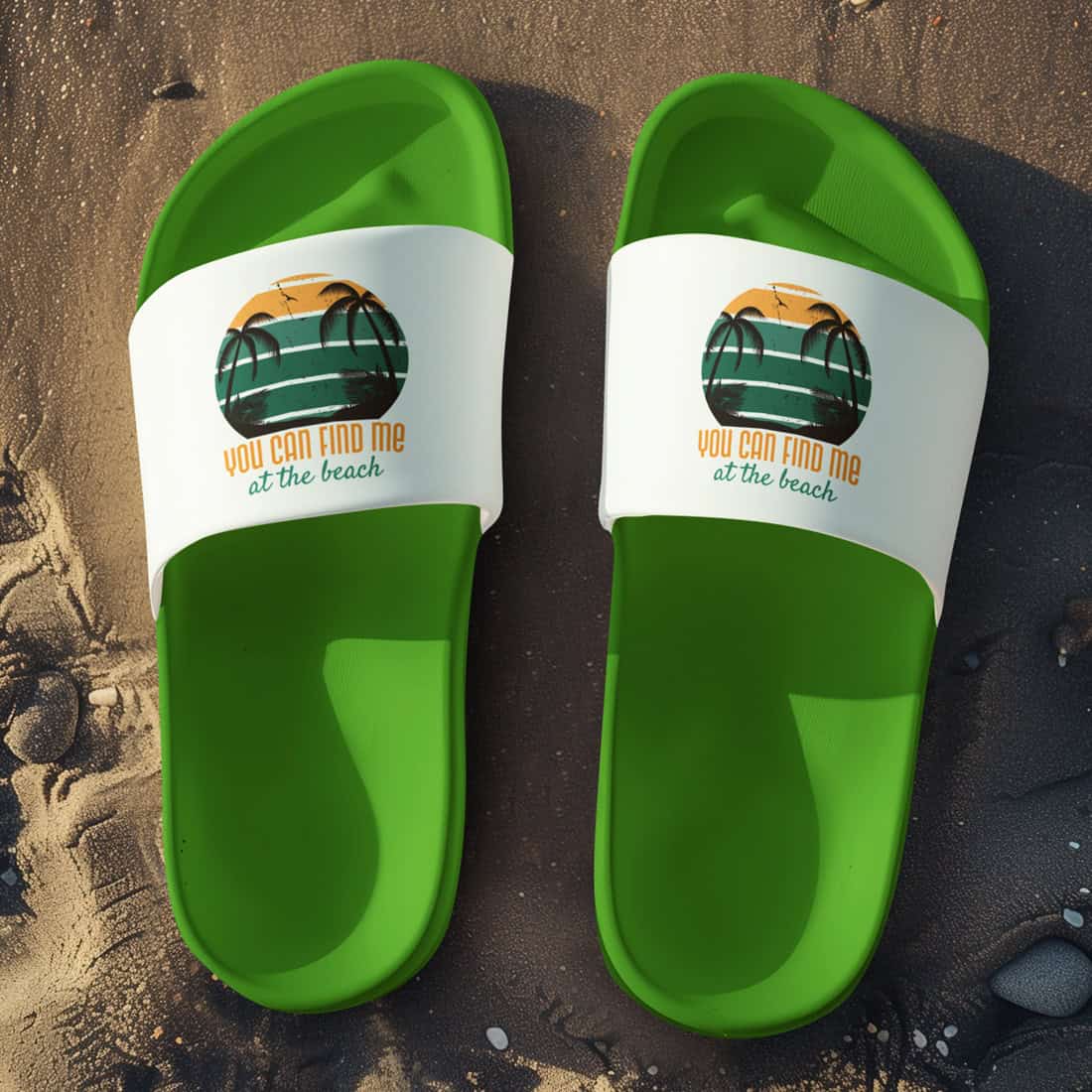 Unisex Badelatschen grün-weiss mit You can find me at the Beach Design, Sommer Slipper für Strand und Urlaub.