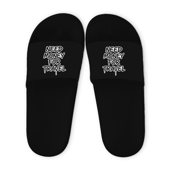 Schwarze Unisex Badelatschen mit Need Money for Travel Design, Sommer Slipper für Strand, Pool und Urlaub.