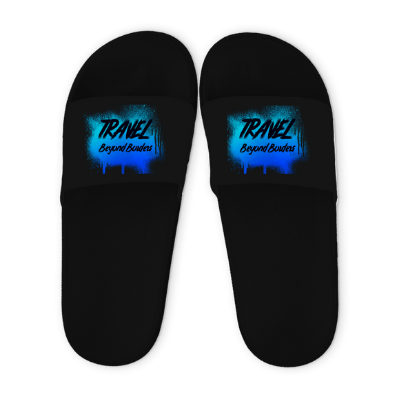 Schwarze Unisex Badelatschen mit Travel Beyond Borders Design (blue), Sommer Slipper für Strand, Pool und Urlaub.