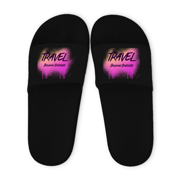 Schwarze Unisex Badelatschen mit Travel Beyond Borders Design (pink), Sommer Slipper für Strand, Pool und Urlaub.