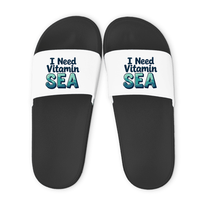 Schwarze Unisex Badelatschen mit weißem Riemen und I Need Vitamin Sea Design, Sommer Slipper für Strand und Pool.