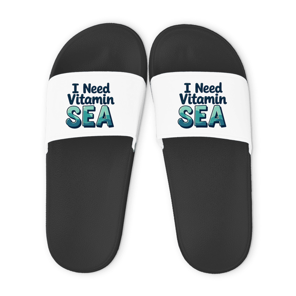 Schwarze Unisex Badelatschen mit weißem Riemen und I Need Vitamin Sea Design, Sommer Slipper für Strand und Pool.
