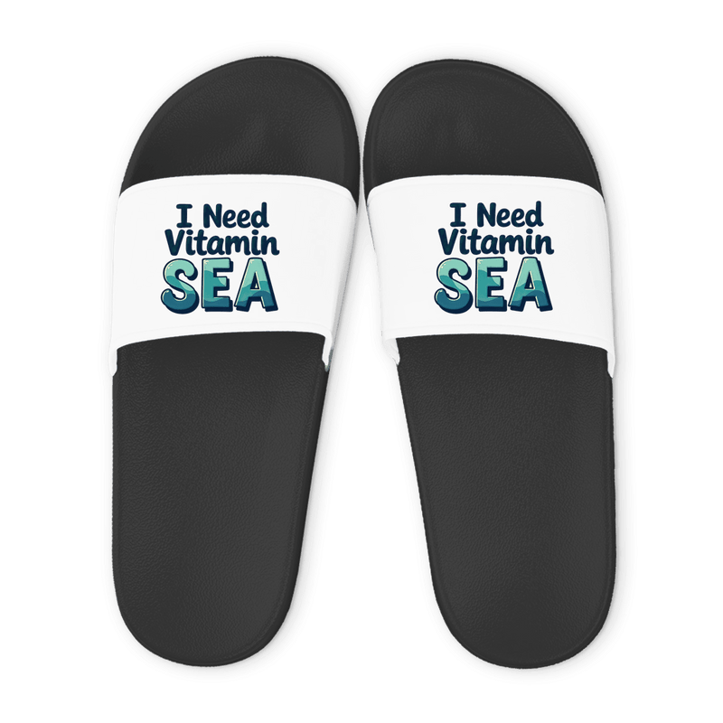 Schwarze Unisex Badelatschen mit weißem Riemen und I Need Vitamin Sea Design, Sommer Slipper für Strand und Pool.