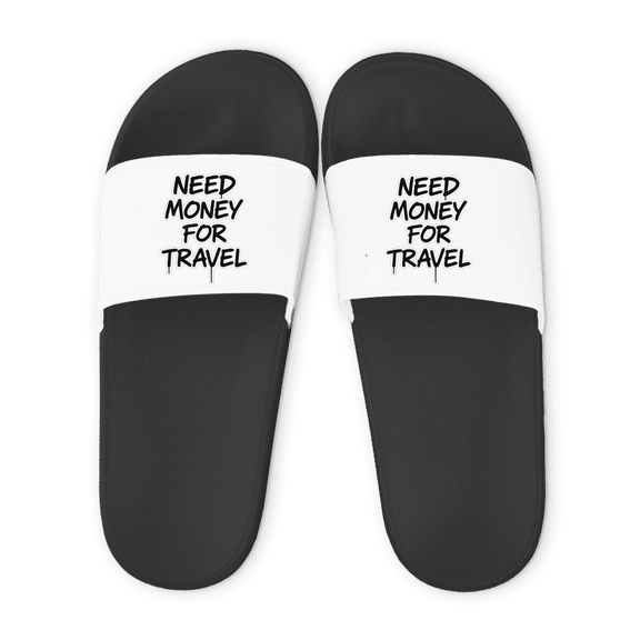 Schwarze Unisex Badelatschen mit weißem Riemen und Need Money for Travel Design, Sommer Slipper für Strand und Pool.